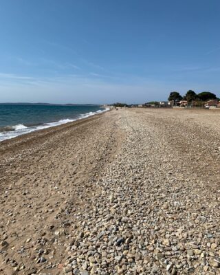 Au large, les îles de Porquerolles et Port Cros